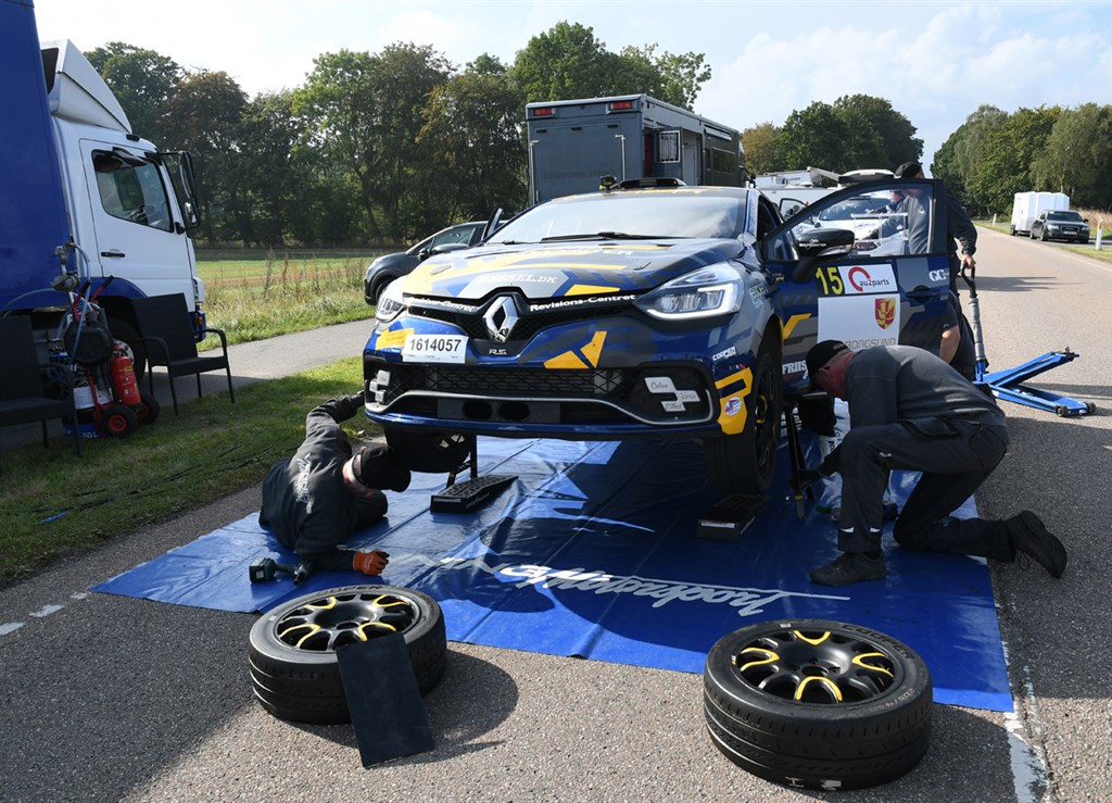 Der blev skiftet fra medium til hårde dæk i pausen for at udnytte bilens forbedrede fart på de sidste fire prøver, men rallyet blev stoppet forinden.
(Foto: Morten Dam, specialpress@gmail.com)
